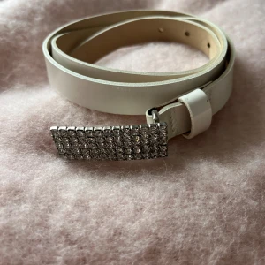 Vitt bälte med glittrigt spänne - jättefint skärp emd glittriga detaljer💞💗