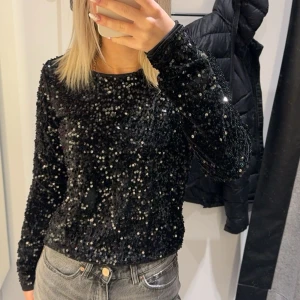 Glitter tröja  - Super fin glitter tröja ifrån Lindex, aldrig använd. Storlek 152-156 men passar xs-s