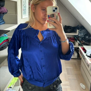 Fin blå blus - Ny skick! Jättefin blus perfekt på middag! 💙💙kan knäppas på olika sätt 