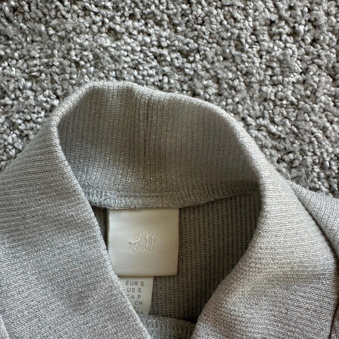 Grå glittrig polotröja från H&M - 90