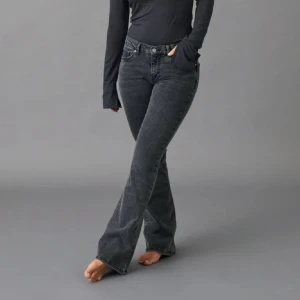 Gråa bootcut Jeans - Jätte sköna low waist jeans ifrån Gina Tricot som inte längre kommer till användning, lite slitningar längst ner på benen men de är inget man lägger märke till när man använder dom💕skriv vid frågor elr fler bilder💕