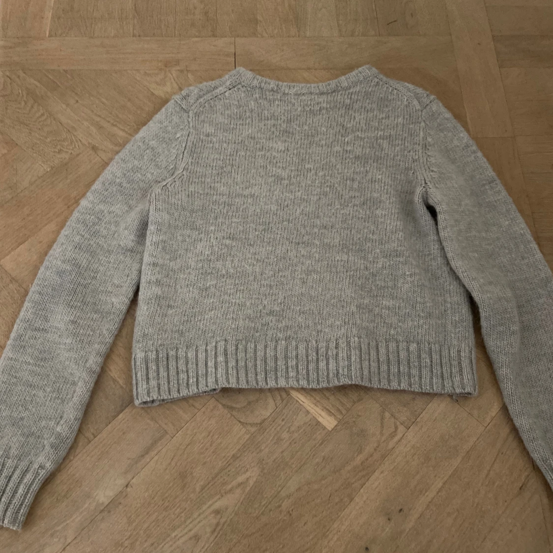 Ljusgrå stickad tröja - 91