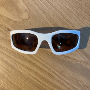 solglasögon  - riktigt stiliga o snygga glajer med orange tint. perfekt när solen blänger 