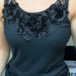 Svarta rosor top - Enkel men ändå stylish