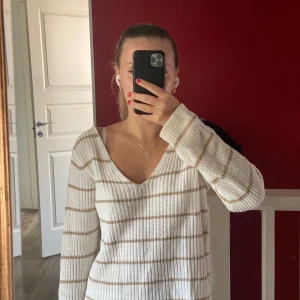 Stickad tröja Vila - Jättefin stickad randig tröja från Vila i jätte bra skick, säljer då den inte kommer till användning längre.