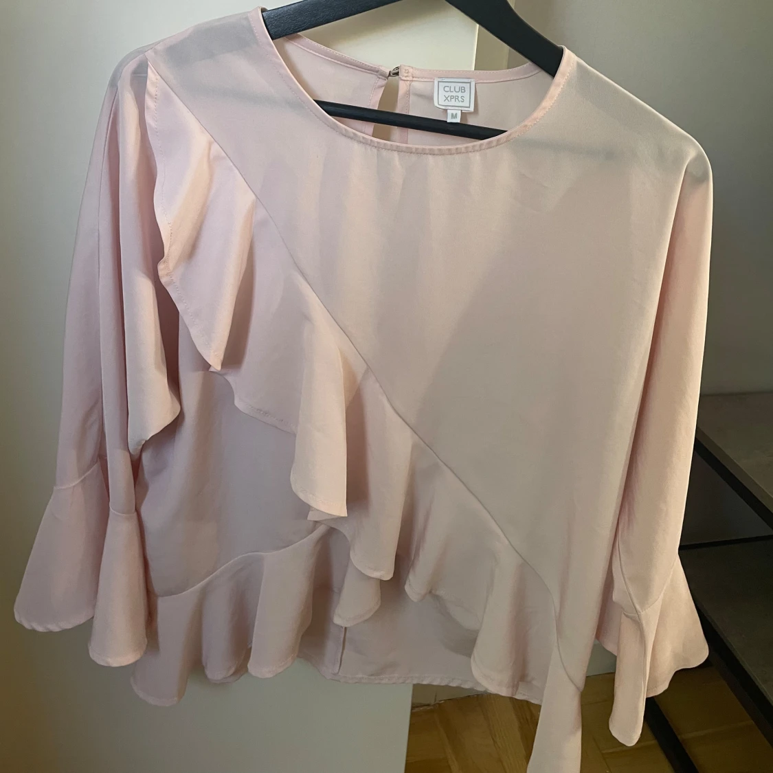 Ljusrosa volangblus - 90