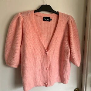 Kofta - Superfin rosa kofta från Pieces i storlek xl💗 supermysigt material som är mjukt och inte alls sticksigt💘 Säljer då jag inte använder den och hoppas att den kan anvädas mer av någon annan🩵  150kr + frakt🩷