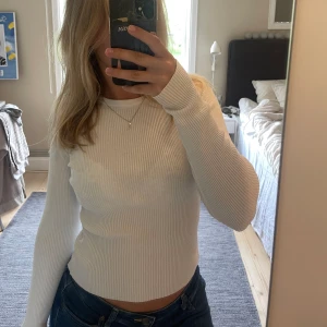 Vit ribbstickad tröja - Jättesnygg tight tröja från nakd i storlek S💕