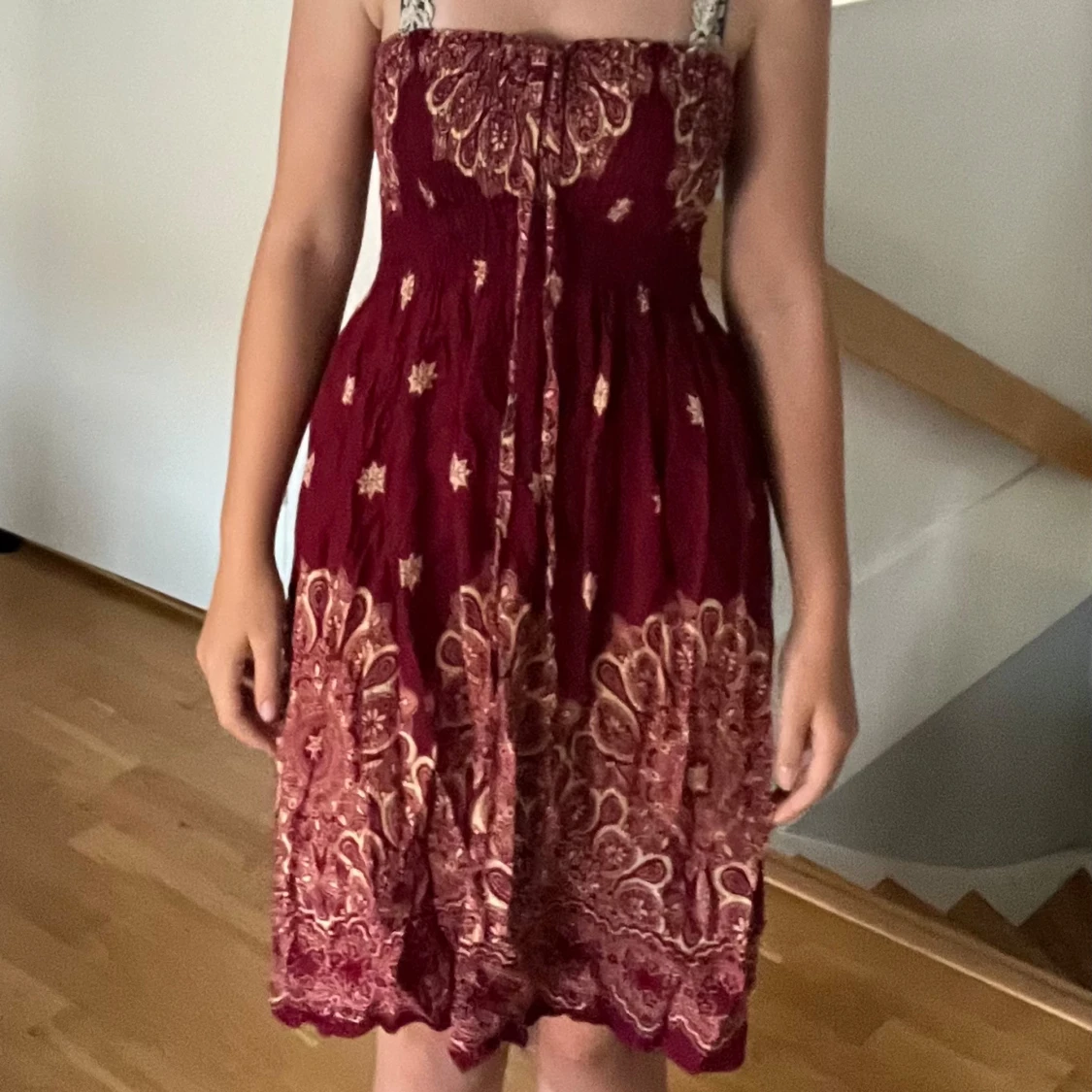 Vinröd klänning med mönster