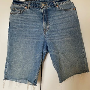 Monki långa shorts - Baggy bermuda shorts från Monki. Washed blå i storlek w28. Passar perfekt till sommaren!