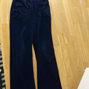 Juicy couture byxor  - Säljer ett par mörkblå juicy byxor för 150 eftersom dom har använts mycket och är slitna. nypris 1200 pris går att diskutera 