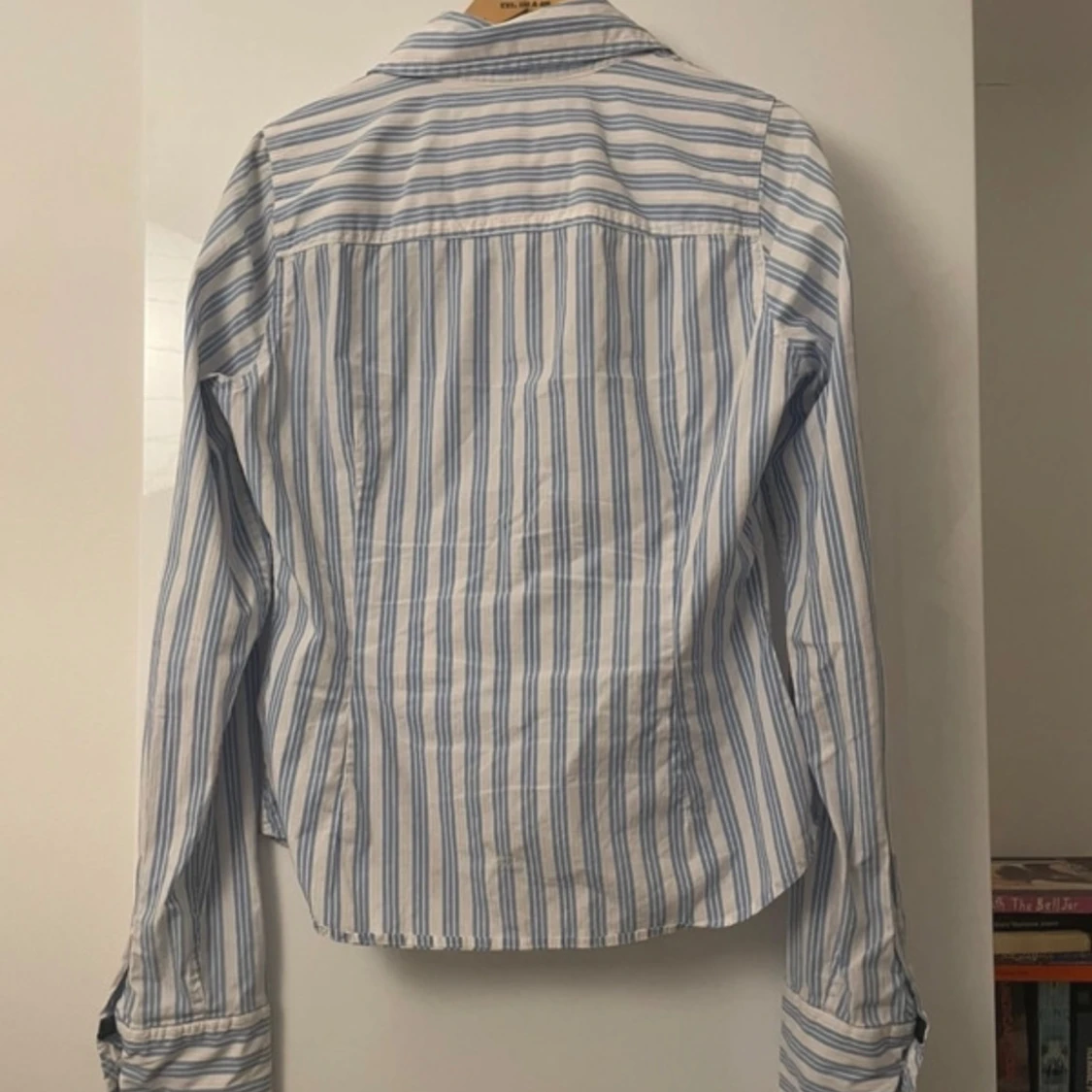 Blå-vitrandig abercrombie fitted skjorta - 90