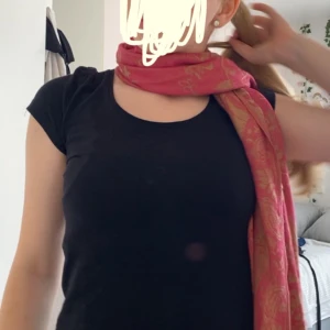 Rosa halsduk med blommigt mönster - Säljer en superfin rosa halsduk med ett subtilt blommigt mönster. Perfekt för att liva upp vilken outfit som helst! Den är lätt och passar bra för både vår och höst.