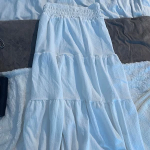 Vit lång volangkjol - Bra skick, volang, lång, barn avdelning.