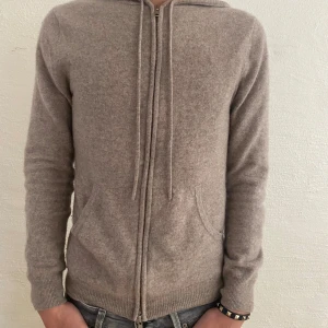 John henric cashmere hoodie  - Storlek S. Bra kond/ sällan använd. Säljs då jag nyligen fick en likadan i present.  Modellen på bilden är 180 väger 60kg