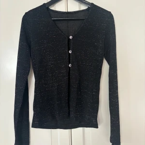 Kofta - Superfin mild glittrig kofta från Sisley. 