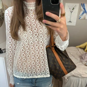 Vit mönstrad blus - Superfin mönstrad blus i bra skick💗💗