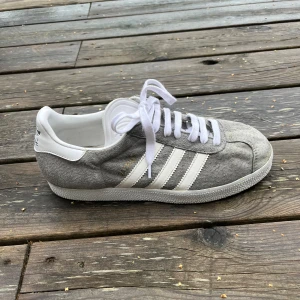 Adidas Gazelle - Ett par gråa adidas Gazelle. Inga stora defekter. Nypris: 1259kr (adidas hemsida). Storlek 42 men sitter som 41