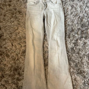 Gråa jeans low boot  - Säljer för dem ät för korta 