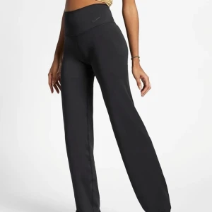 Nike yoga pants - Säljer mina yoga pants för 300kr (nypris ca 650kr). Priset går att diskutera vid snabb affär. 