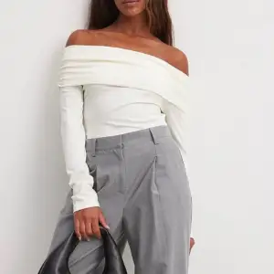 Svinsnygg off shoulder topp, använd en gång! Nypris är 350kr