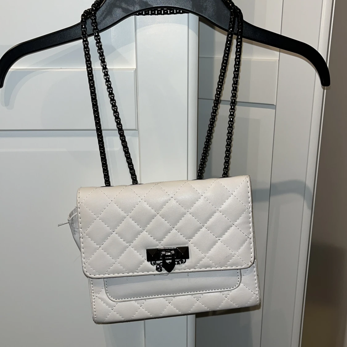 Vit quiltad axelväska med kedja