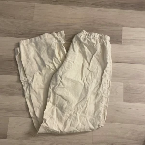 Linnebyxor - Så fina linnebyxor från pull&bear. Strl M, men skulle säga att de är mer som ett par S. Behövs strykas innan användning!🤍