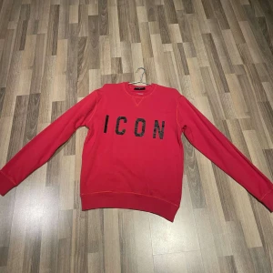 Dsquared2 sweatshirt - Säljer denna dsquared2 sweatshirten i storlek XS, men passar för dig som brukar ha S. Tröjan är i väldigt bra skick och har inga skador. Nypriset ligger på 3200kr, priset kan sänkas vid snabb affär!!