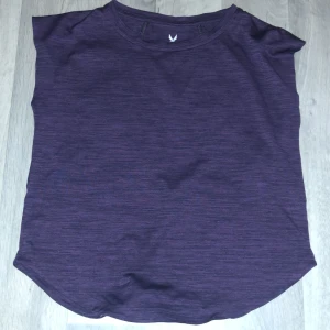 Mörklila topp - Säljer en snygg mörklila topp i ett mjukt och bekvämt material. Toppen är ärmlös och har en rund halsringning. Perfekt för en avslappnad stil eller som ett lager under en jacka.