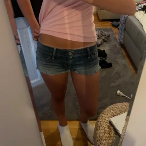 Hollister jeansshorts  - Nya jeans shorts som bara är använda ett fåtal gånger. Köpta den här sommaren. Skriv innan ni köper