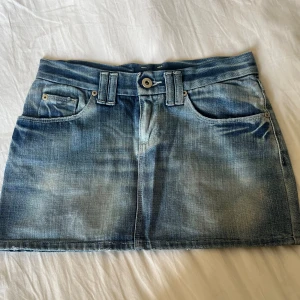 Jeans kjol  - Säljer nu denna lågmidjade jeans kjolen från hm i storlek 34 då den inte kommer till användning ✨