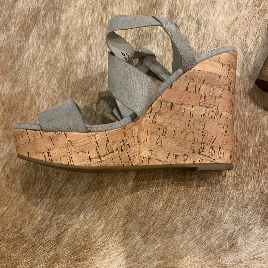 Grå kilklackssandaler från New Look - 90