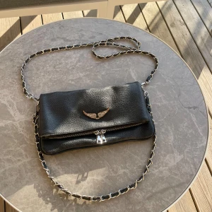 zadig väska💋 - Säljer denna superfina zadig liknande väska! Den är i väldigt bra skick och har inga defekter, förutom att vingarna har tappat pyttelite färg, det är absolut inget man märker iaf man inte kollar extremt nära. Säljer väskan för 325 kr!💞