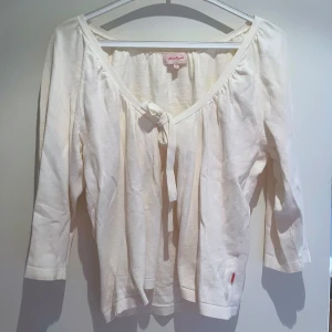 Vit kofta med knytning 🤍 - Gullig vit kofta med knytning 🤍