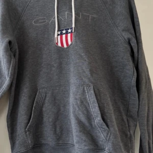 Gant hoodie S - Grå hoodie Gant stl S Använd några gånger och i fint skick.