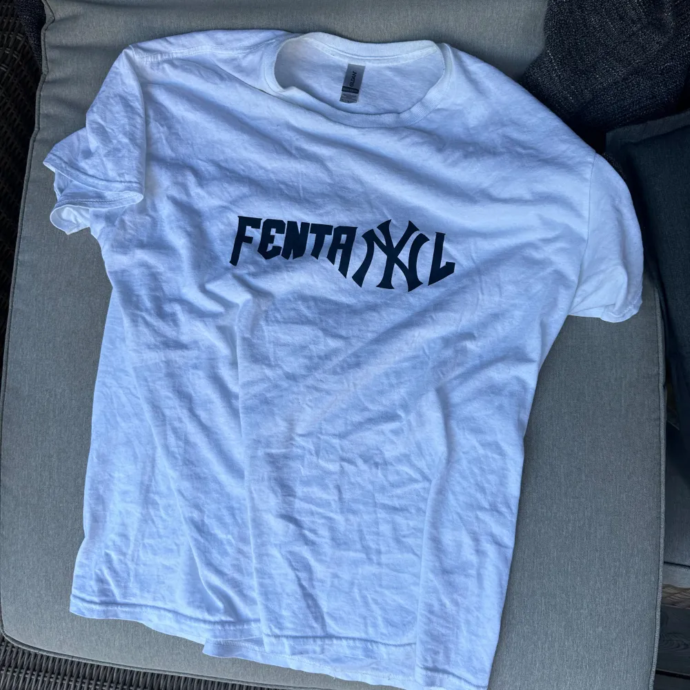 Vit T-Shirt Med Trycket ”Fentanyl”, i Doom fonten samt ”ny” är referens till den kända loggan! Köpt av @bishhhop från USA, endast ett fåtal av dessa är tryckta i hela världen!. T-shirts.