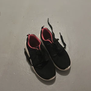 gympa skor - bra skick, syns knappt använda förutom på insidan då märket har flagnat, glittriga på sidorna och i bak, har stått ”F.L” men har försökt att ta bort de utan medel men går säkert bort med ett medel