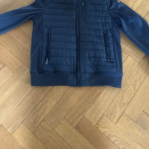 Parajumper cardigan - Säljer min parajumer cardigan då den inte används. Använd Max 2 gånger. Toppskick! 