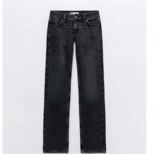 Lågmidjade jeans❤️ - Säljer ett par svarta jeans med låg midja. Storlek 38 från Zara❤️❤️ aldrig använda då det inte passade 