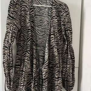 Omlottklänning - bikbok  - Omlottklänning från bikbok i storlek S 