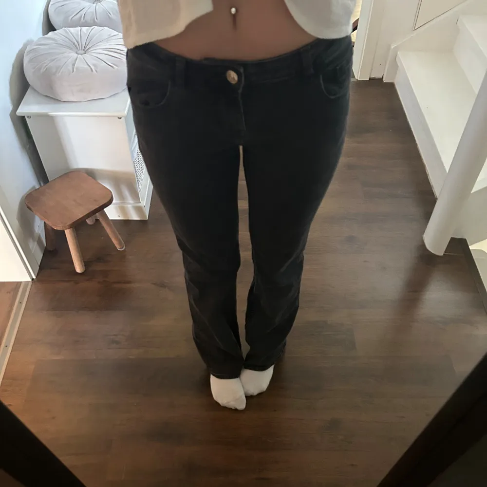 Säljer nu dessa jätte fina low waist jeans då dem är för stora på mig. Pris kan alltid diskuteras ❤️. Jeans & Byxor.