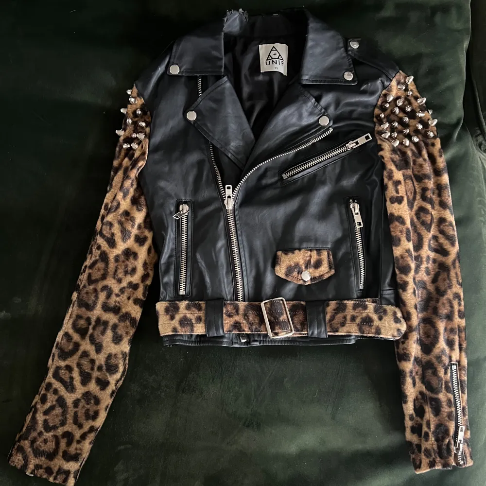 Bought secondhand, never used by me. It was too small for my shoulders. Fits XS to small S.  The jacket has defects, so look closely at the pictures.   Faux leather and fur. . Jackor.