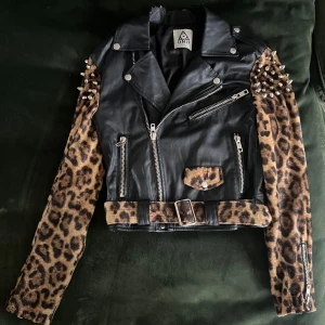 UNIF jacka - Bought secondhand, never used by me. It was too small for my shoulders. Fits XS to small S.  The jacket has defects, so look closely at the pictures.   Faux leather and fur. 