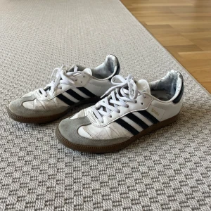 Adidas samba OG - Adidas samba OG i ganska slitet skick. Spruckna och tydliga tecken på användning men inga hål eller andra fel. Storleken är 36 och 2/3 men passar mig som har 37 i vanliga fall