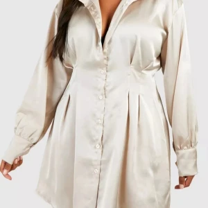 Beige satin klänning  - Beige satin klänning från boohoo. Helt oanvänd med prislapp kvar.