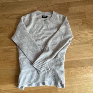 Stickad tröja  - Stickad tröja från Only i stil S, lite längre och mysig till hösten 🍂🍁🥮  OBS: I bra skick men säljer billigt endast då jag rensar ut min garderob!