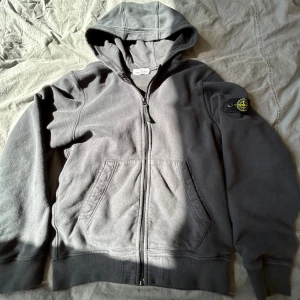 Stone island hoodie  - Fint skick, inga sömmar som släppt. Passar 170 upp till ca 174, köpt på nk vilket betyder att den skickas med nk boxen innanför den vanliga kartongen i förbyggde av stölder under frakt. Ca 2år gammal, tvättad flertal gånger. Skicka gärna vid frågor! 