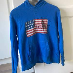 Blå Ralph lauren hoodie i storlek L (14-16), passar xs. Priset kan diskuteras och fråga  ifall du har några funderingar