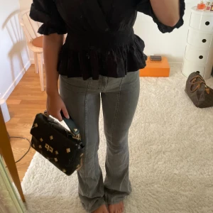 Grå jeans  - Går jeans med sömmar längst benen, super unika och jätte coola!!! Går inte att köpa längre ❣️❣️ bootcut