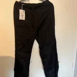 Svarta linnebyxor  - Säljer ett par svarta linnebyxor i storlek M. Helt oanvända och köpt från Zara för ca 1000 kr